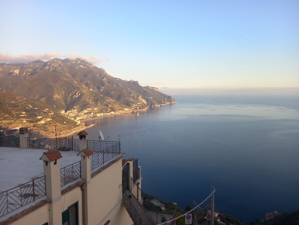 A coastal view with a mountainous backdrop, a clear sky, and a calm sea. - Ravello for You Casa Gallo (Ravello)