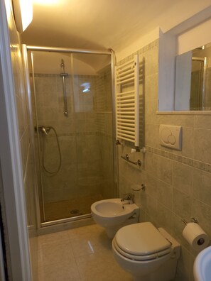 Apartment, 2 Bedrooms, Smoking, Terrace | Bathroom | Combined shower/tub, towels