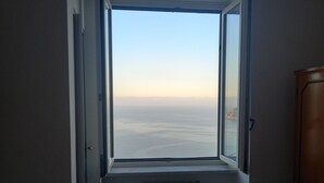 A room with a large window, a radiator, and a tiled floor. - Ravello for You Casa Gallo (Ravello)