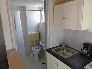 Room, 1 Bedroom, Smoking, Balcony | Bilik Mandi | Tuala disediakan 