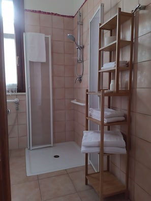Room, 1 Bedroom, Accessible, Smoking | Bathroom
