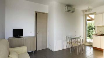 Apartment, 2 Bedrooms, Smoking, Patio | Dining room