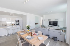 Villa, 4 habitaciones, alberca privada, vista al jardín | Sala de estar