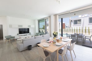Villa, 4 Bedrooms, Private Pool, Garden View | Dining