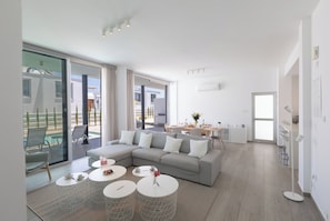 Villa, 4 habitaciones, alberca privada, vista al jardín | Área de sala de estar