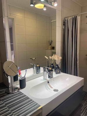 Room, 1 Bedroom | Bathroom - Room in Apartment - Apartment With one Bedrooms and Parking in the City of Stavanger (Stavanger)