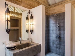 Villa, 3 Bedrooms, Terrace, Garden View | Bathroom | Free toiletries, towels - Affordable 3 Bedrooms Private Pool Villa Near Seminyak (Kerobokan)