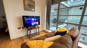 Departamento, 1 habitación, vista al jardín | Área de sala de estar