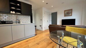 Departamento, 1 habitación, vista al jardín | Cocina privada | Parrilla de estufa y congelador 