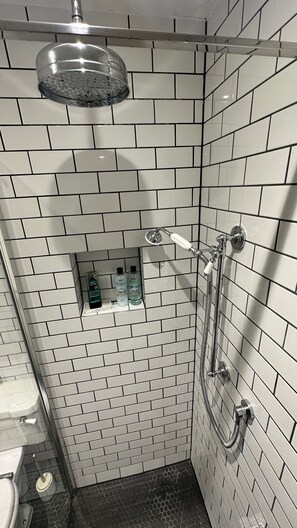 Apartment, 1 Bedroom, Garden View | Bathroom | Shower, towels, toilet paper - Modern & Stylish 1 Bedroom Flat (London)