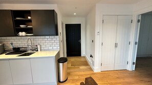 Departamento, 1 habitación, vista al jardín | Cocina privada | Parrilla de estufa y congelador 