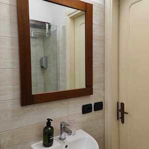 Room, 1 Bedroom, Balcony, Ocean View | Bathroom | Free toiletries, towels