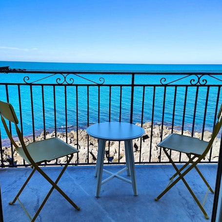 Room, 1 Bedroom, Balcony, Ocean View | Property grounds