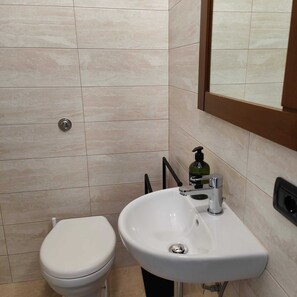 Camera, 1 camera da letto, balcone, vista oceano | Bagno | Set di cortesia gratuito, asciugamani