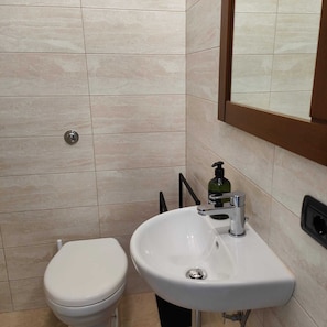 Room, 1 Bedroom, Balcony, Ocean View | Bathroom | Free toiletries, towels