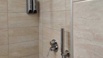 Zimmer, 1 Schlafzimmer, Balkon, Meerblick | Badezimmer