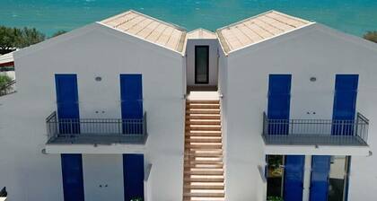 Dolce Mare 2 - Sea Front Apartment - Large Terrace - Wifi and Private Parking