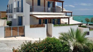 A modern two-story house with balconies, a pool, and a view of the sea. - Dolce Mare 2 - Sea Front Apartment - Large Terrace - Wifi and Private Parking (Modica)