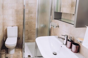 House, 2 Bedrooms, Smoking, Balcony | Bathroom | Towels