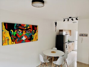 Lejlighed - 2 soveværelser - ryger - balkon | Spiseområde