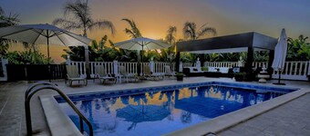 Impressive Villa Exclusive Sea Caves Walk to Taverns Sleeps 11 Ref 507