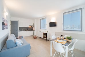 Un apartamento moderno con comedor, cocina y sala de estar.
