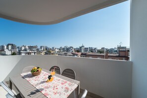 Apartment, 2 Bedrooms, Refrigerator | Outdoor dining
