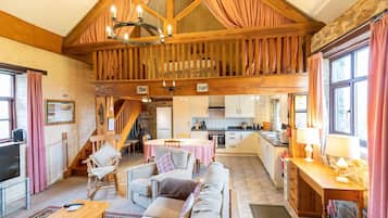 Loft, plusieurs chambres, fumeurs, patio | Restauration