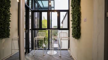 Apartment, 2 Bedrooms, Balcony | Property entrance
