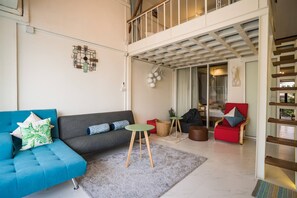 Apartment, 2 Schlafzimmer, Balkon | Wohnbereich | Bücher