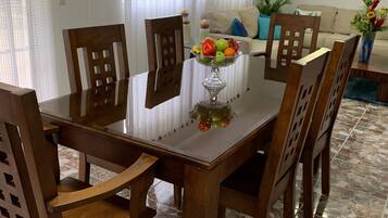 Apartemen, 2 kamar tidur, Boleh Merokok, balkon | Ruang makan