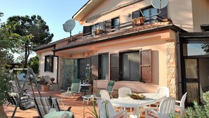 Vila, 5 quartos, piscina particular, vista para o jardim | Entrada da propriedade