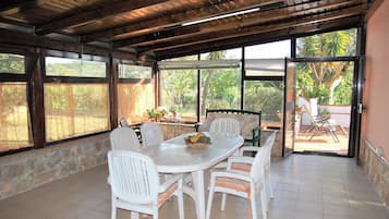 Villa, 5 Bedrooms, Private Pool, Garden View | Dining