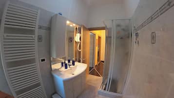 Rumah, beberapa kamar, balkon | Kamar mandi | Pengering rambut