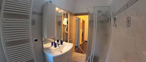 House, Multiple Bedrooms, Balcony | Bathroom