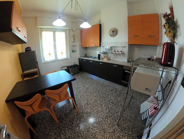 Maison, plusieurs chambres, balcon | Cuisine privée