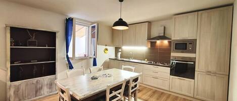 Jääkaappi, uuni, liesi, astianpesukone