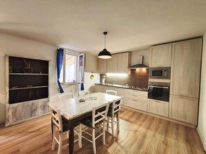 Frigorifero, forno, piano cottura, lavastoviglie