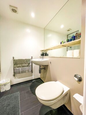 Apartment | Bathroom | Shower, hair dryer, towels - Apartment Central London (London)