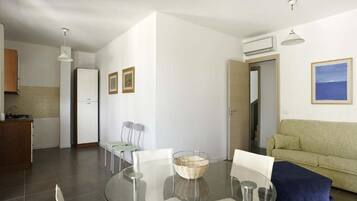 Apartment, 2 Bedrooms, Smoking, Balcony | Dining