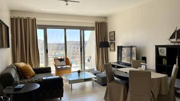 Appartement Luxe | Coin séjour | TV connectée de 45 pouces avec chaßnes par satellite, télévision