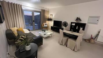 Appartamento Luxury | Area soggiorno | Smart TV 45 pollici con canali satellitari, TV