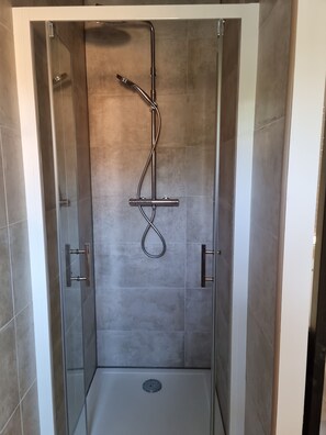 Douche, sèche-cheveux, serviettes fournies, savon