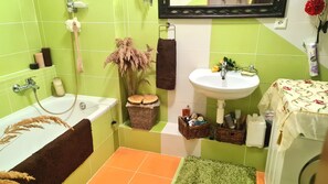 Haartrockner, Handtücher, Seife, Toilettenpapier