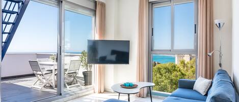 Een smart-tv en een tafeltennistafel