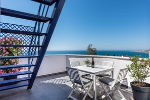 Outdoor dining - Penthouse With Roof Terrace & Sea Views (Fungirola)