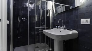 Departamento (1 Bedroom) | Baño | Regadera, regadera tipo lluvia, bidet, toallas 