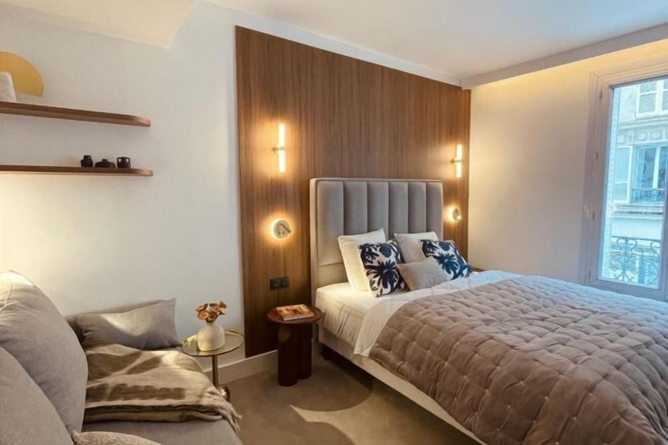 Roba de llit d'alta qualitat i minibar amb articles gratuïts 