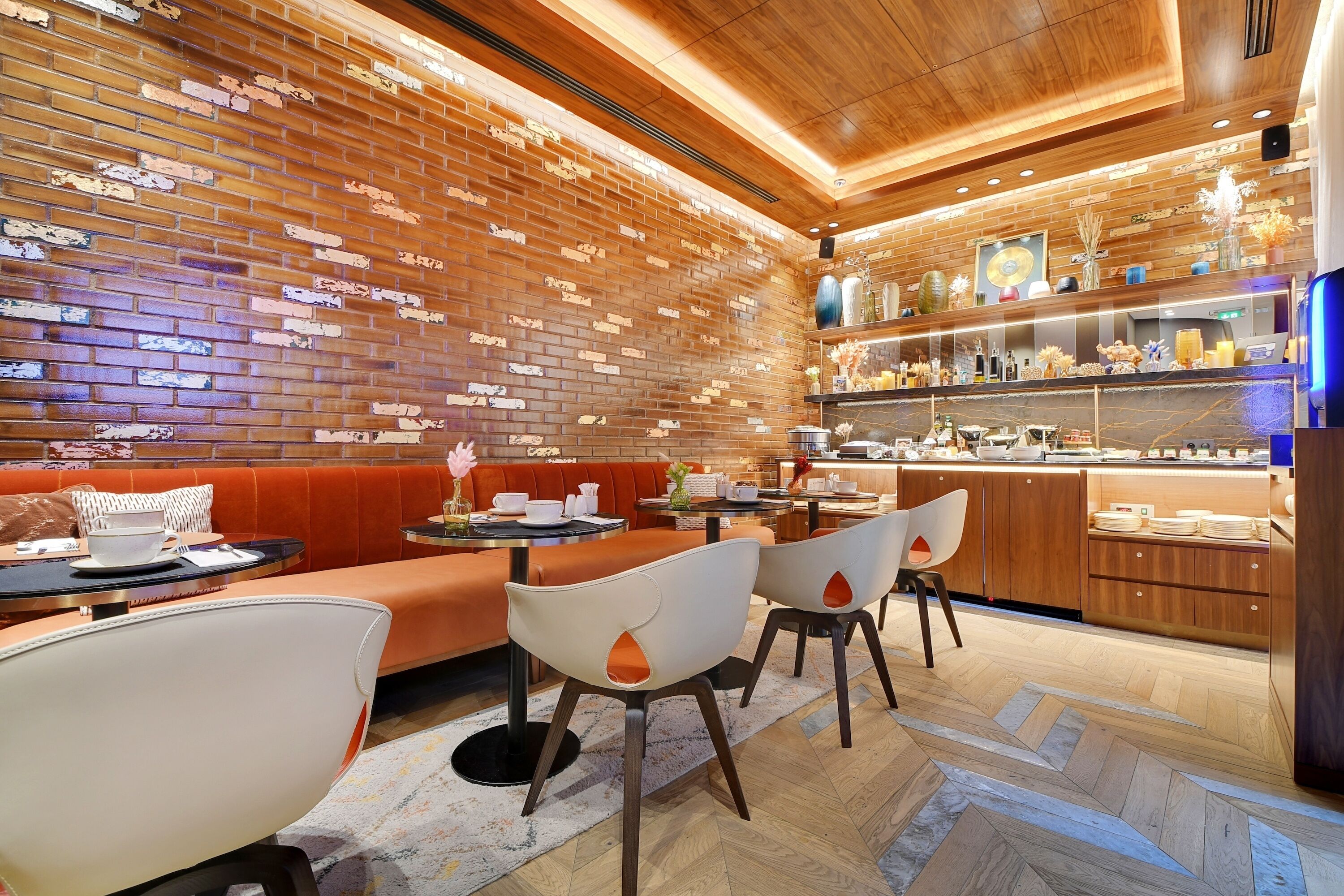 بوفيه فطور يوميًا بتكلفة قدرها (29 EUR للشخص)