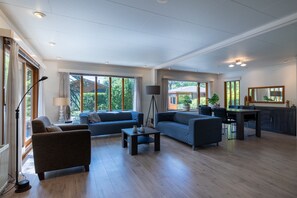 Familie-alpehytte, 2 soverom, ikke-røyk, terrasse | Oppholdsområde